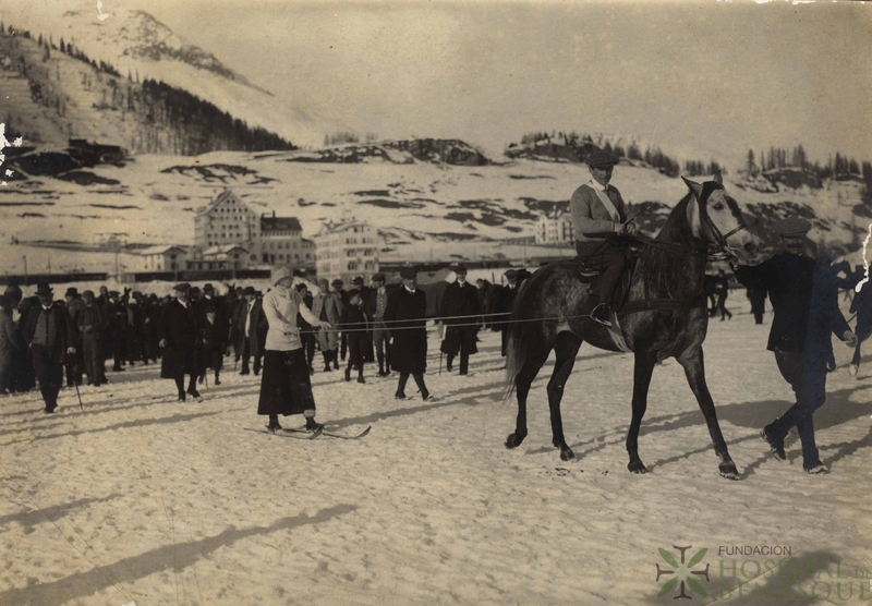 Mujer con esquís tirada por caballo